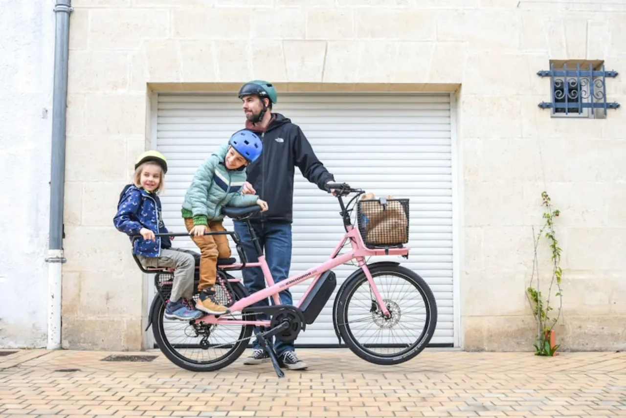 Lådcykel med barn: säkerhet, hjälm och bälten 2026
