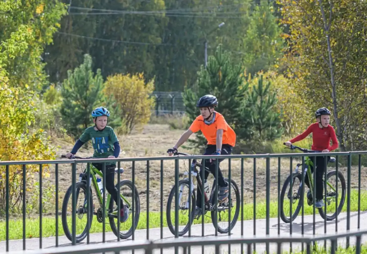 Lådcykel för 3 barn 2026: modeller som klarar det