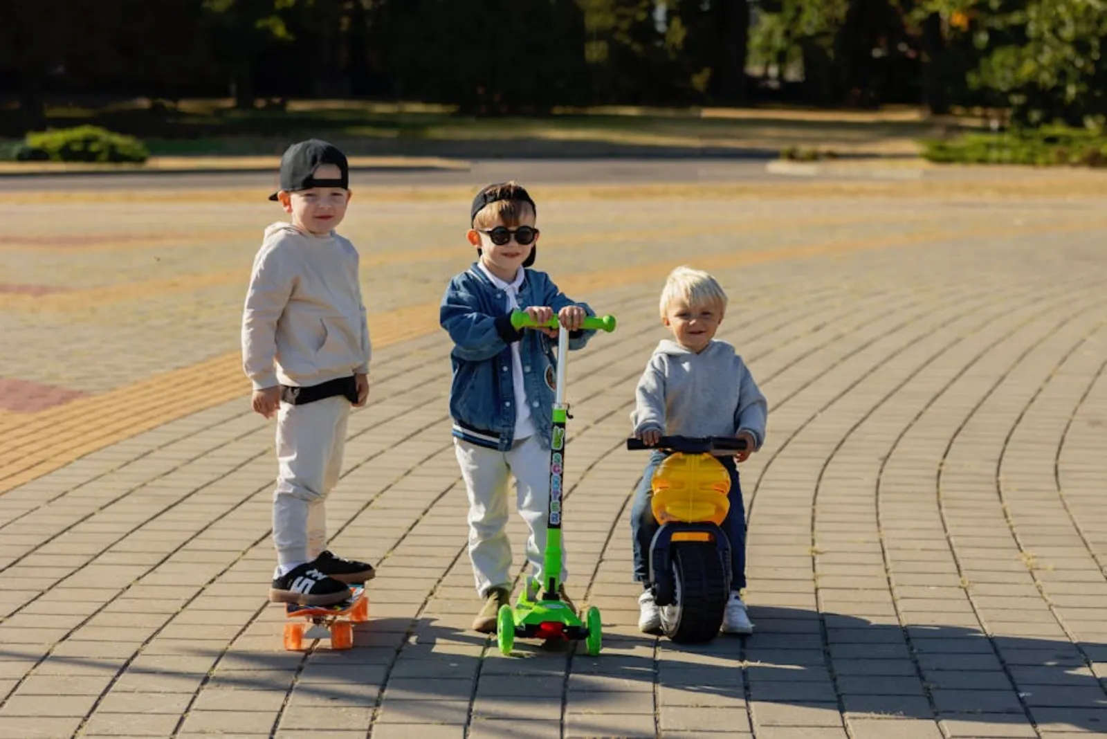 Lådcykel med barn 2026: säkerhet, hjälm och modeller