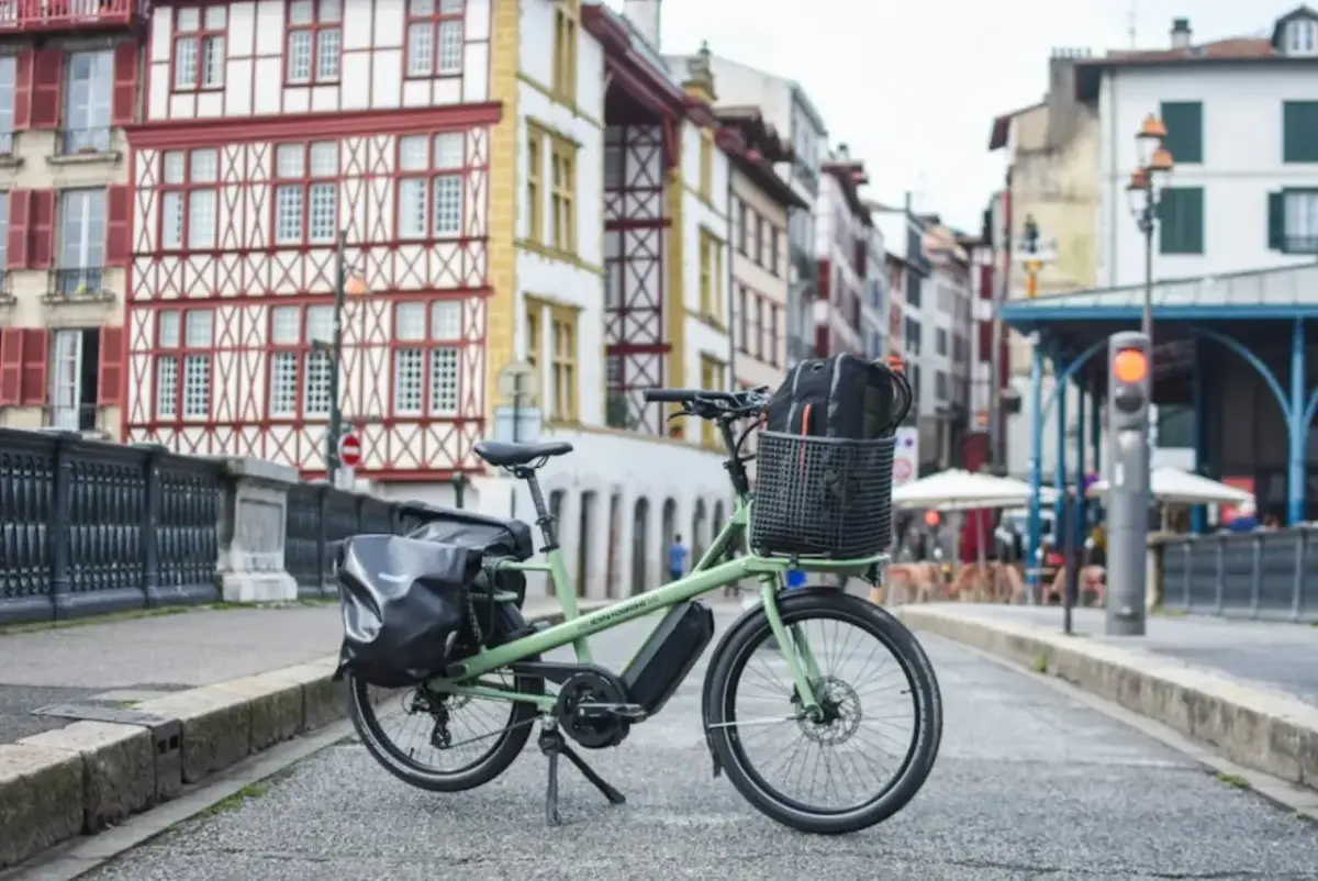 Lådcykel regler 2026: körkort, hjälm och 25 km/h-gränsen