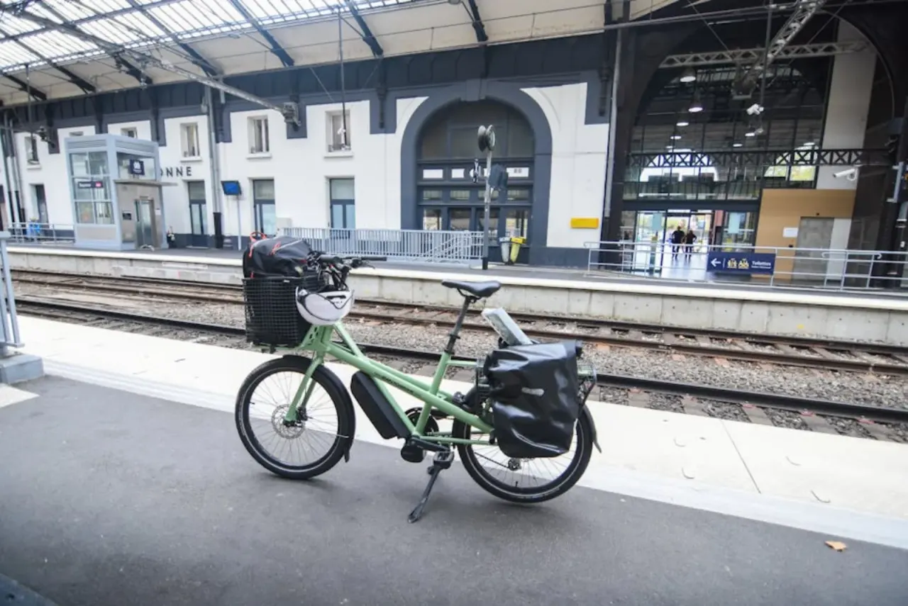 Lådcykel tillbehör 2026: lås, regnskydd och barnstol